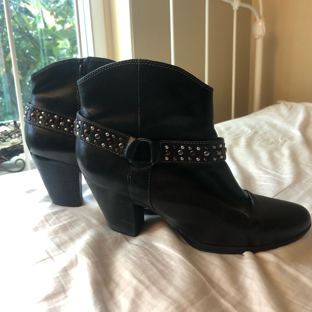 Sofft Leather Chunky Heel Ankle Boots Size 9